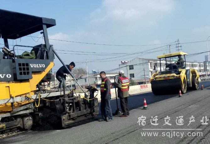 大中建5标实现沥青上面层试铺.png