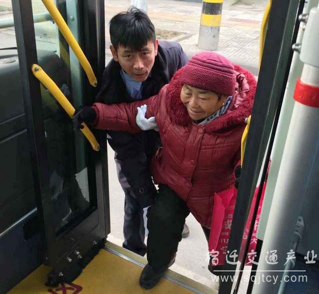 946649de23af72b442df4038d555a391 用 1 王建军援手老年乘客登车.jpg
