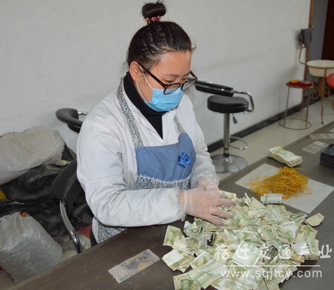 eaf601c9e4416ac096a7a2aca0fe909b 图为:进行纸币分捡.JPG