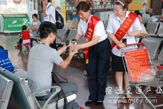3ec286f443dbbeb9f426bba4b26689ec 鄂州刘静服务组服务乘客.JPG