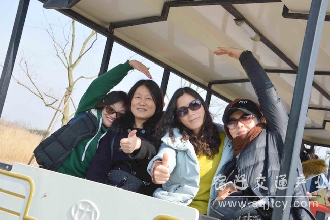 5e75b5d6e69a2f3ddf1dccc205eb6e11 公交女职工春游时开心一幕A-001.jpg